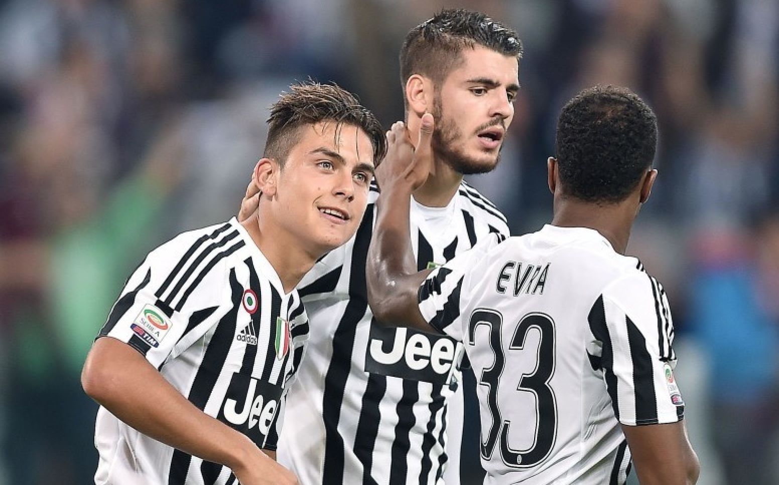 曼联本赛季在劫富济贫中表现突出，对阵强队全胜，但中下游球队难求一胜，有望争夺欧冠资格。