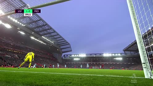 传奇门将正式退役，全场球迷起立致敬